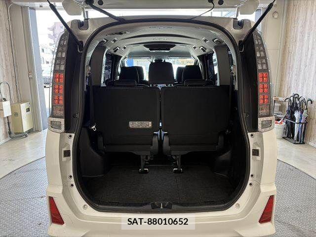 Toyota VOXY HYBRID 2016-09 8210994-12