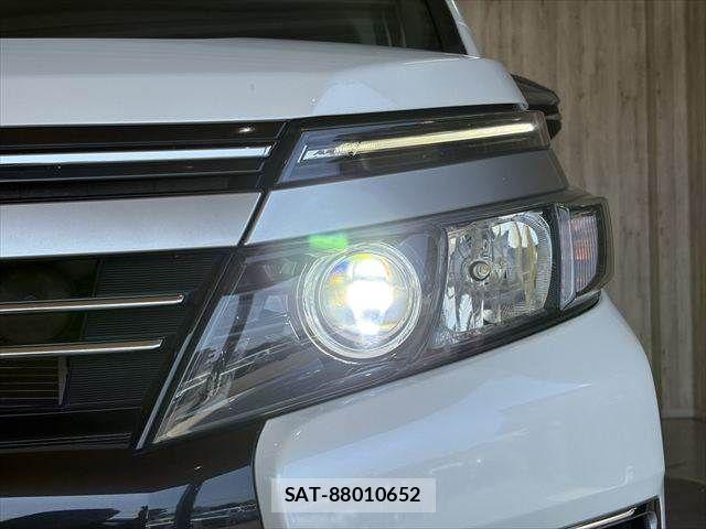 Toyota VOXY HYBRID 2016-09 8210994-14