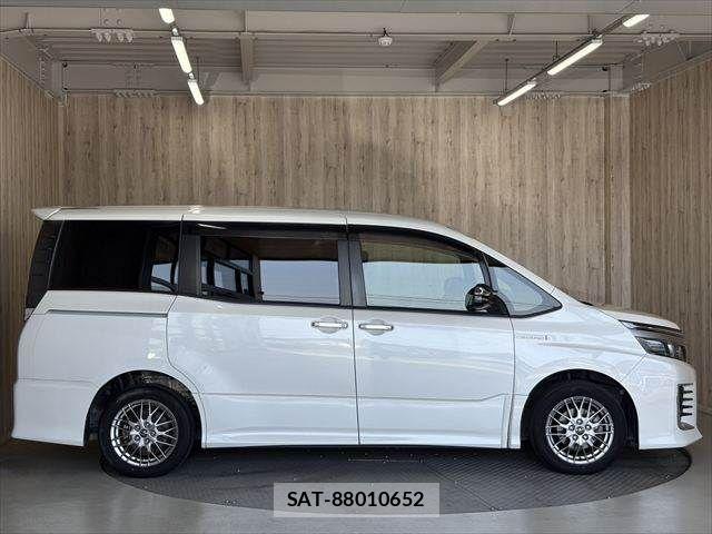 Toyota VOXY HYBRID 2016-09 8210994-19