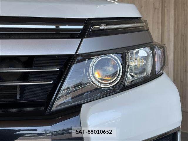 Toyota VOXY HYBRID 2016-09 8210994-24