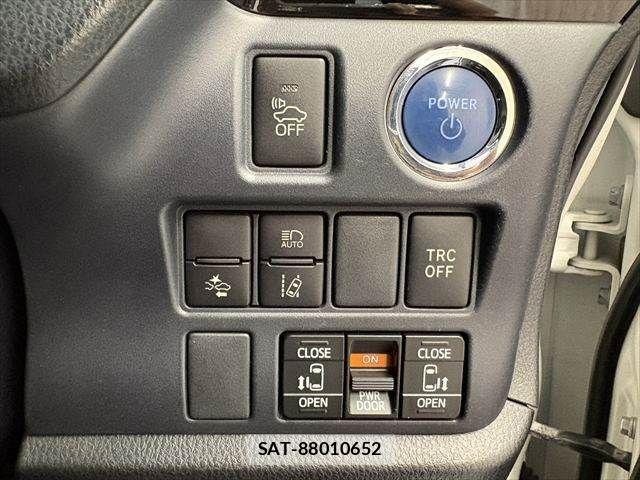 Toyota VOXY HYBRID 2016-09 8210994-7