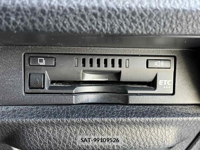 Toyota VOXY HYBRID 2021-07 8232358-9