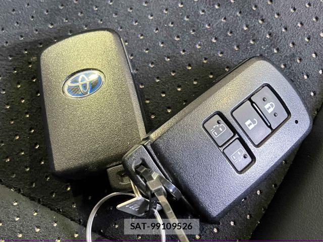 Toyota VOXY HYBRID 2021-07 8232358-10