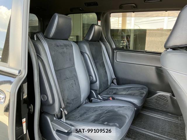 Toyota VOXY HYBRID 2021-07 8232358-17
