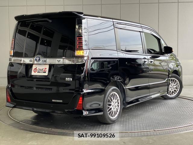 Toyota VOXY HYBRID 2021-07 8232358-26