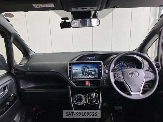 Toyota VOXY HYBRID 2021-07 8232358-4