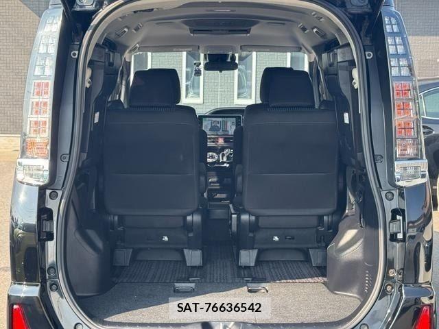 Toyota VOXY HYBRID 2017-04 8232359-10