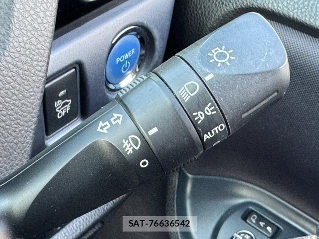 Toyota VOXY HYBRID 2017-04 8232359-16