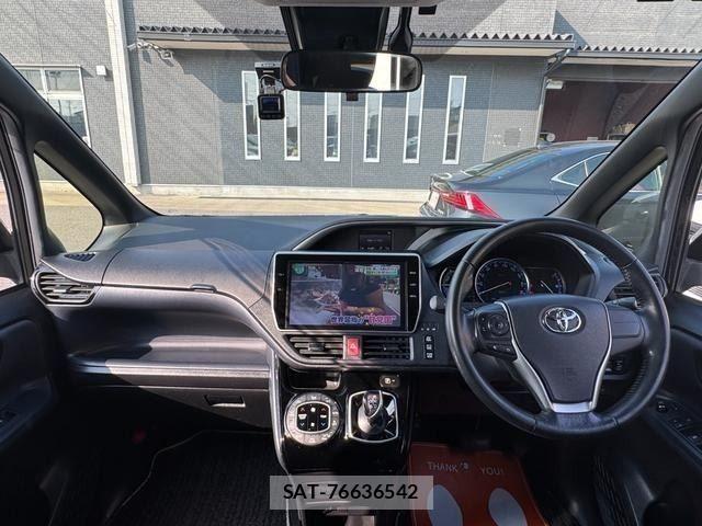 Toyota VOXY HYBRID 2017-04 8232359-1