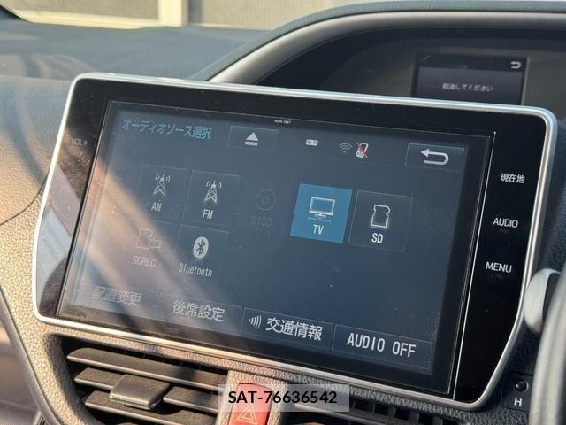 Toyota VOXY HYBRID 2017-04 8232359-19