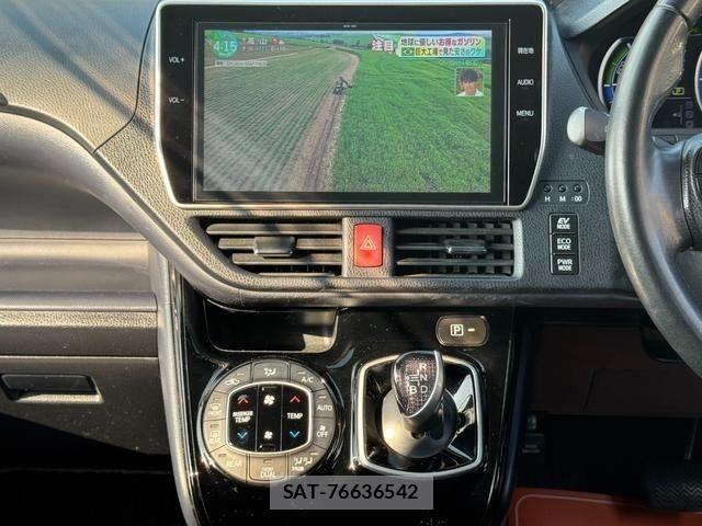 Toyota VOXY HYBRID 2017-04 8232359-21
