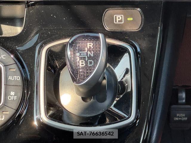 Toyota VOXY HYBRID 2017-04 8232359-22