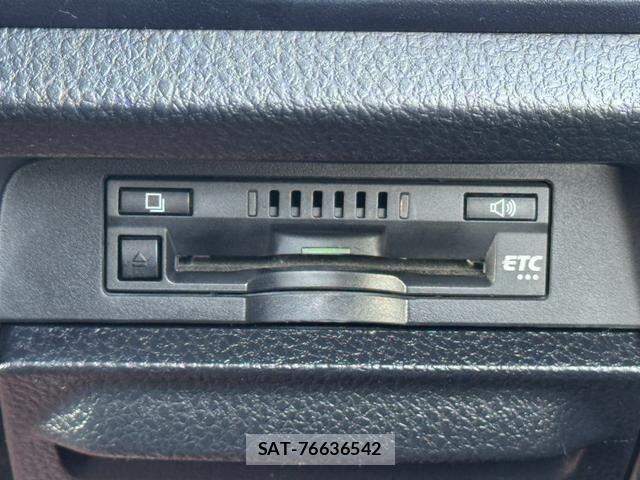 Toyota VOXY HYBRID 2017-04 8232359-24