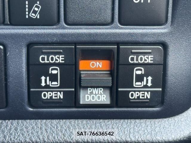 Toyota VOXY HYBRID 2017-04 8232359-25