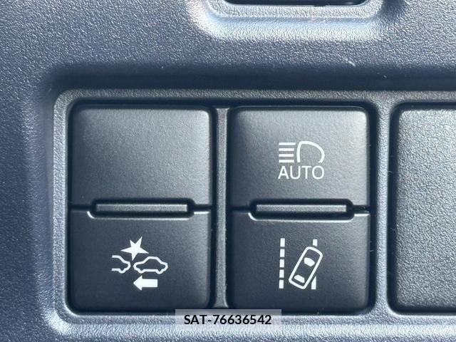 Toyota VOXY HYBRID 2017-04 8232359-26
