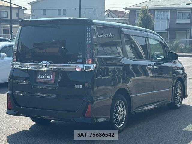 Toyota VOXY HYBRID 2017-04 8232359-5