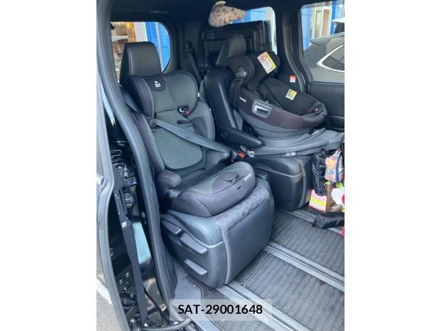 Toyota VOXY HYBRID 2023-05 8232356-10