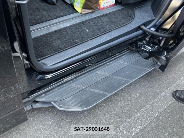 Toyota VOXY HYBRID 2023-05 8232356-24