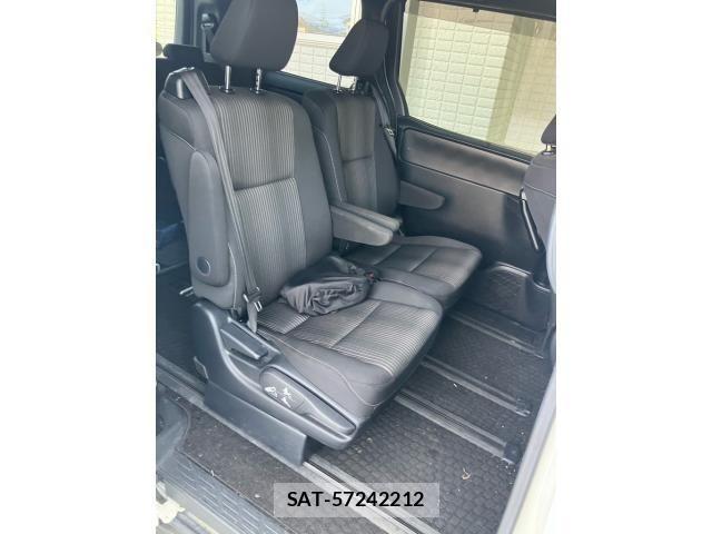 Toyota VOXY HYBRID 2017-10 8232367-9