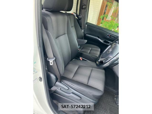 Toyota VOXY HYBRID 2017-10 8232367-10