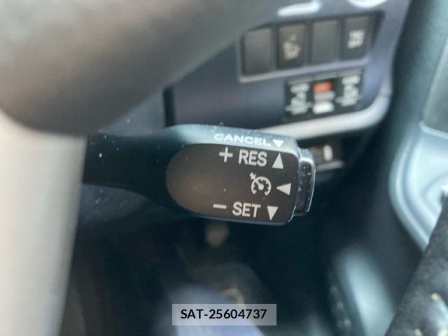 Toyota VOXY HYBRID 2014-03 8232376-17