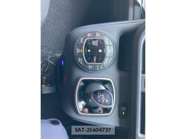 Toyota VOXY HYBRID 2014-03 8232376-18