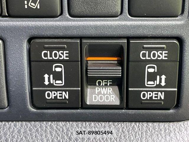 Toyota VOXY HYBRID 2016-07 8232362-2