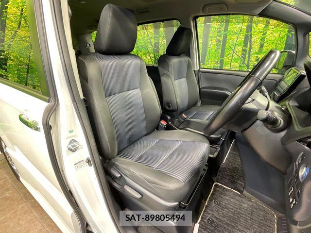 Toyota VOXY HYBRID 2016-07 8232362-7