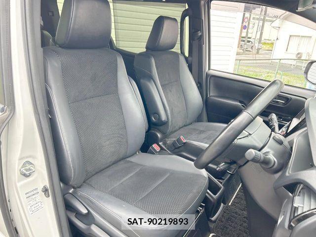 Toyota VOXY HYBRID 2020-12 8318044-12