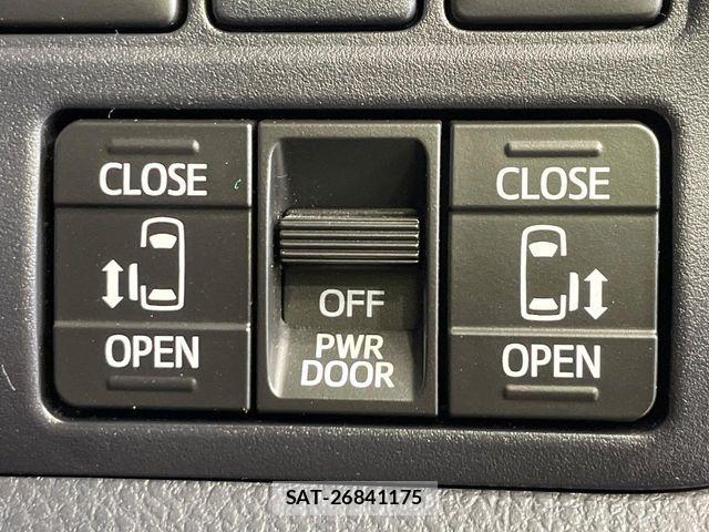 Toyota VOXY HYBRID 2018-02 8318022-6