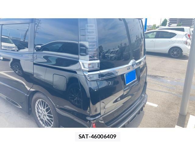 Toyota VOXY HYBRID 2017-12 8318045-9
