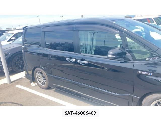Toyota VOXY HYBRID 2017-12 8318045-3