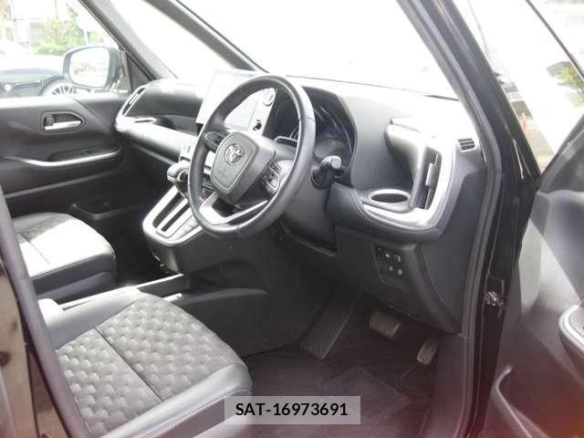 Toyota VOXY HYBRID 2023-03 8318003-6