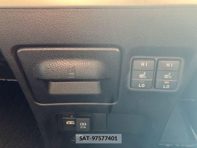 Toyota VOXY HYBRID 2021-12 8318023-19
