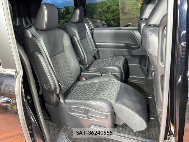 Toyota VOXY HYBRID 2023-02 8317996-8