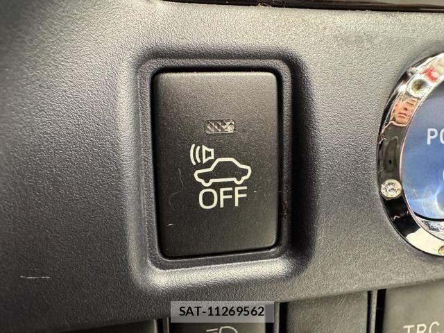 Toyota VOXY HYBRID 2017-05 8318048-13