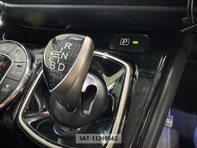 Toyota VOXY HYBRID 2017-05 8318048-19