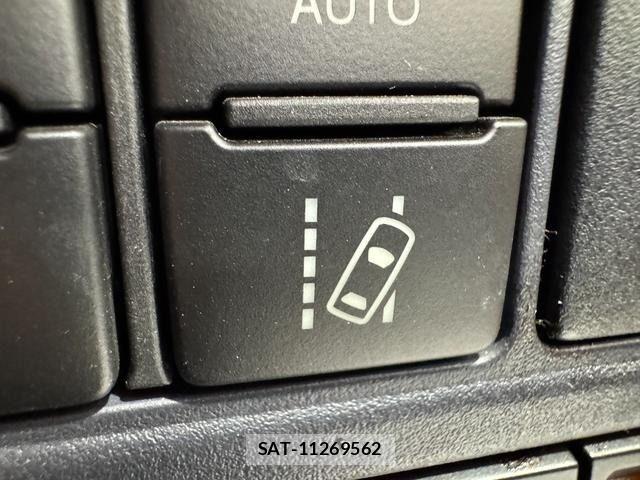 Toyota VOXY HYBRID 2017-05 8318048-21