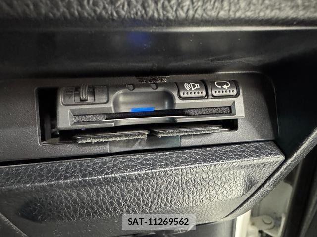 Toyota VOXY HYBRID 2017-05 8318048-24