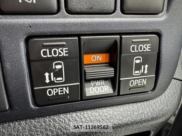 Toyota VOXY HYBRID 2017-05 8318048-25
