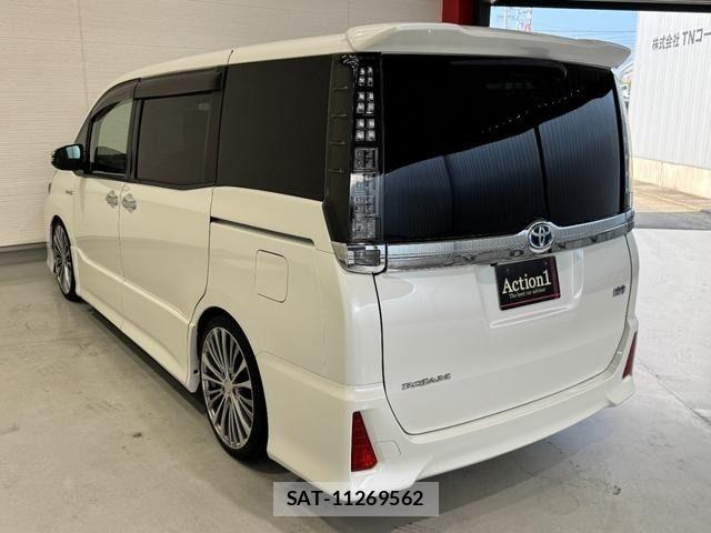 Toyota VOXY HYBRID 2017-05 8318048-3