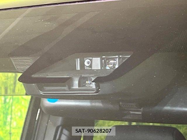 Toyota VOXY HYBRID 2018-06 8318043-4