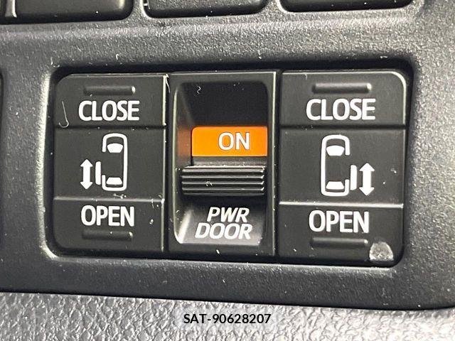 Toyota VOXY HYBRID 2018-06 8318043-5