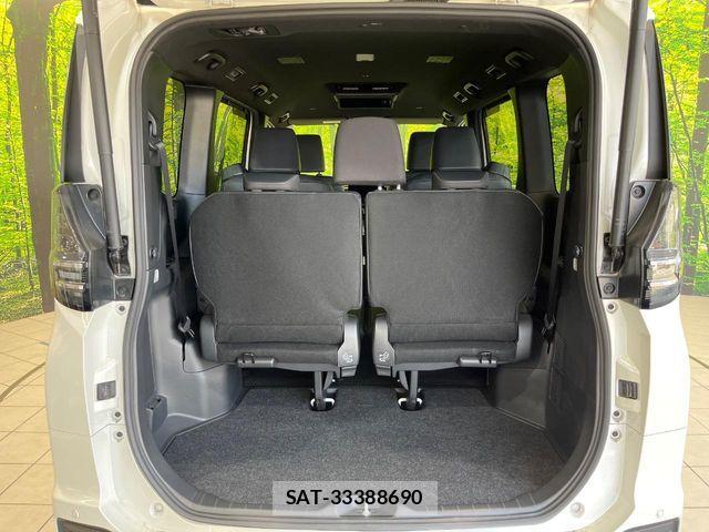 Toyota VOXY HYBRID 2023-08 8317997-10