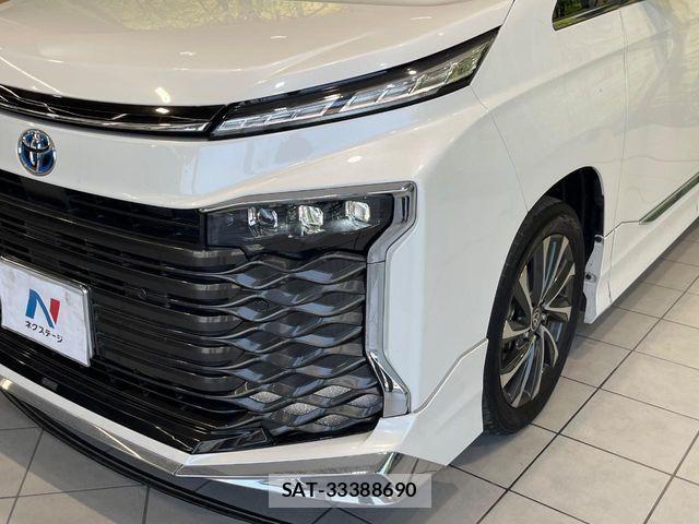 Toyota VOXY HYBRID 2023-08 8317997-12