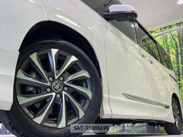 Toyota VOXY HYBRID 2023-08 8317997-13