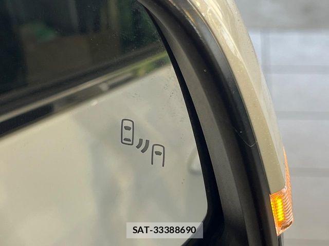 Toyota VOXY HYBRID 2023-08 8317997-6