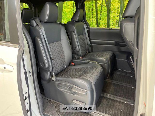 Toyota VOXY HYBRID 2023-08 8317997-8