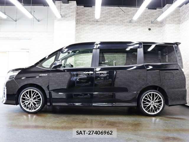Toyota VOXY HYBRID 2017-06 8318031-1