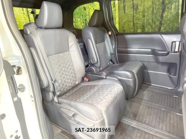 Toyota VOXY HYBRID 2024-02 8317999-8